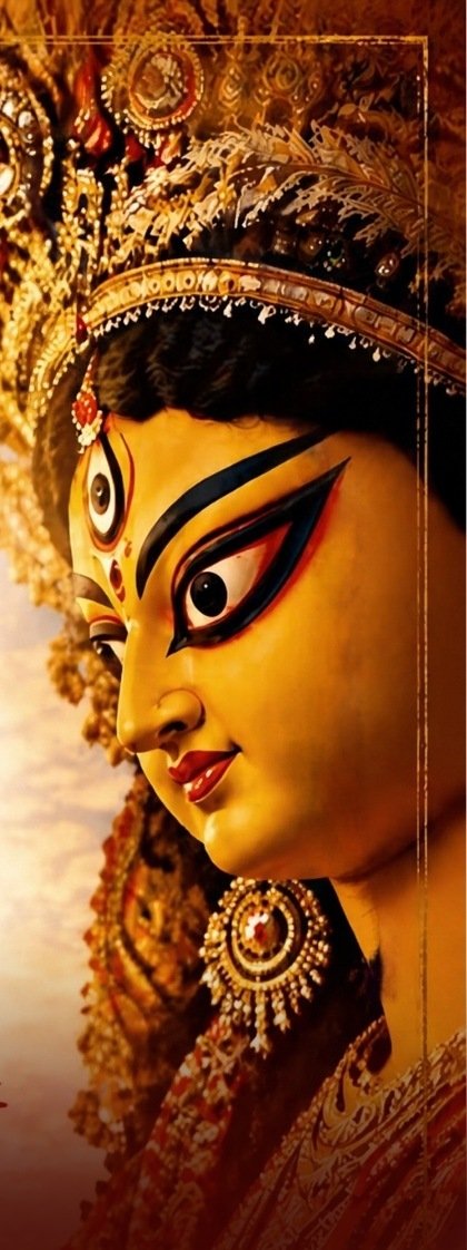 সোনালি মুকুট ও অলংকারে সজ্জিত হাসিমুখের উমা